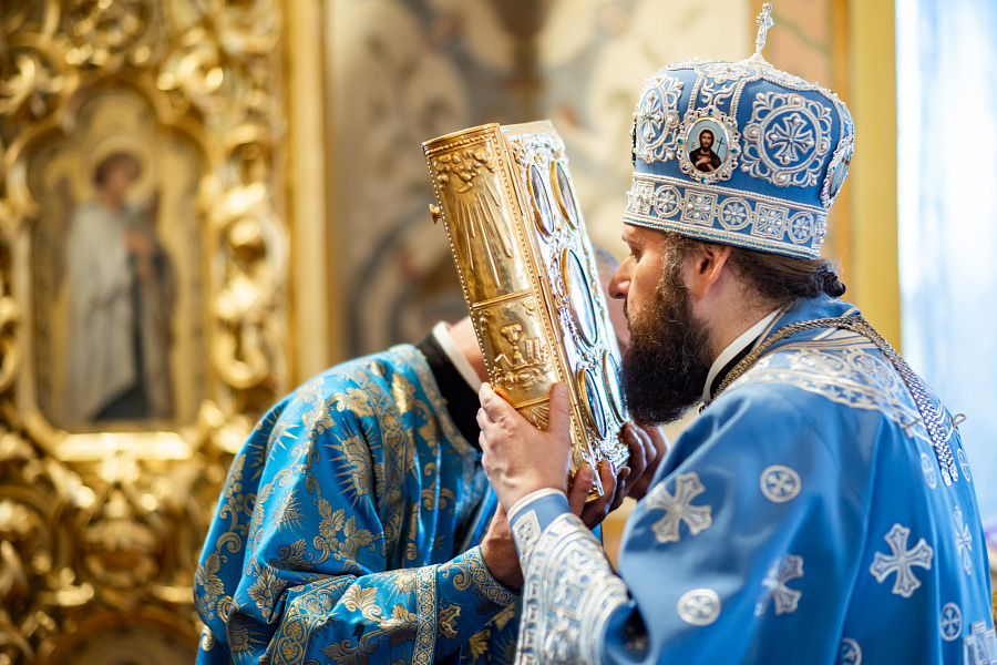 Архиерейское богослужение в праздник Успения Пресвятой Богородицы в Троицком кафедральном соборе Подольска